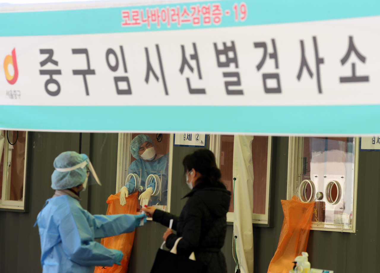 국내 신종 코로나바이러스 감염증(코로나19) 확산세가 지속되는 가운데 5일 신규 확진자 수는 400명대 후반을 나타냈다. 전날보다 다소 줄면서 지난달 30일(447명) 이후 엿새 만에 400명대로 떨어졌다. 이날 오전 서울 중구 서울역 선별검사소에서 한 시민이 콜나 검사를 받고 있다. [연합]