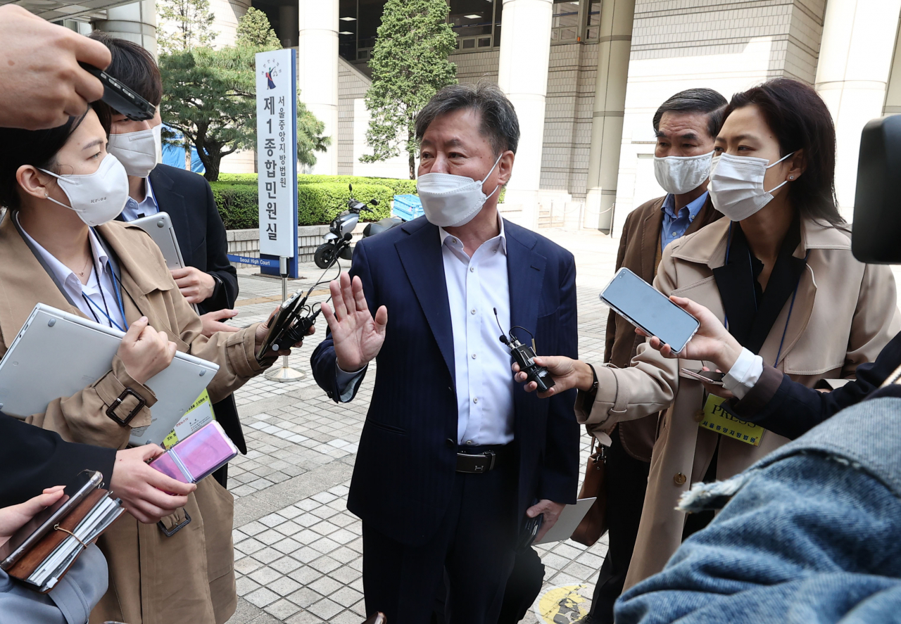 북한 기업이 한국 기업과 거래하는 과정에서 물품 대금을 받지 못했다며 한국 법원에 소송을 냈으나 1심에서 패소했다.공판을 마친 김한신 남북경제협력연구소 소장이 법정을 나서며 취재진 질문에 답하고 있다. [연합]