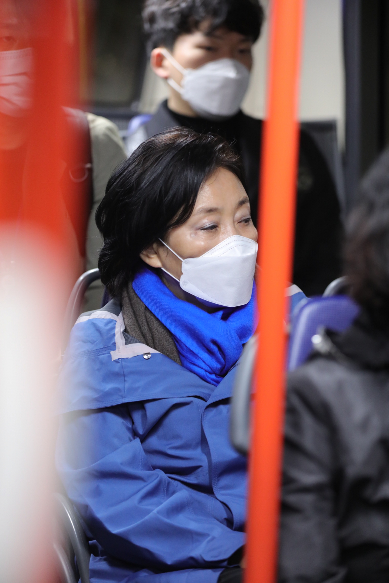 4.7 재·보궐선거를 하루 앞둔 6일 오전 더불어민주당 박영선 서울시장 후보가 노량진 수산시장을 방문하기 위해 6411번 시내버스를 타고 이동하고 있다 . [연합]