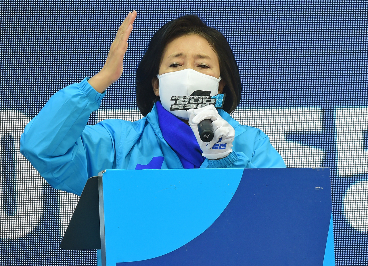 4.7 재·보궐선거를 하루 앞둔 6일 오전 더불어민주당 박영선 서울시장 후보가 서울 종로구 세종대로 인근에서 열린 유세에서 지지를 호소하고 있다. [연합]