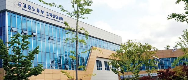코로나19 집담감염으로 21명의 확진자가 발생한 고용노동부 울산고객상담센터 전경. [울산고객상담센터 제공]