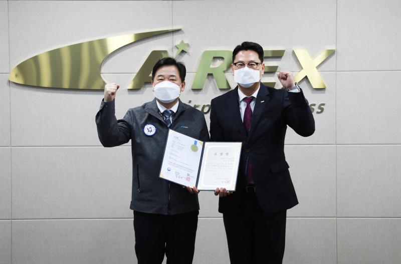 이후삼 공항철도 사장〈사진 왼쪽〉과 개발을 담당한 이병훈 과장이 특허장을 들고 기념촬영을 하고 있다.
