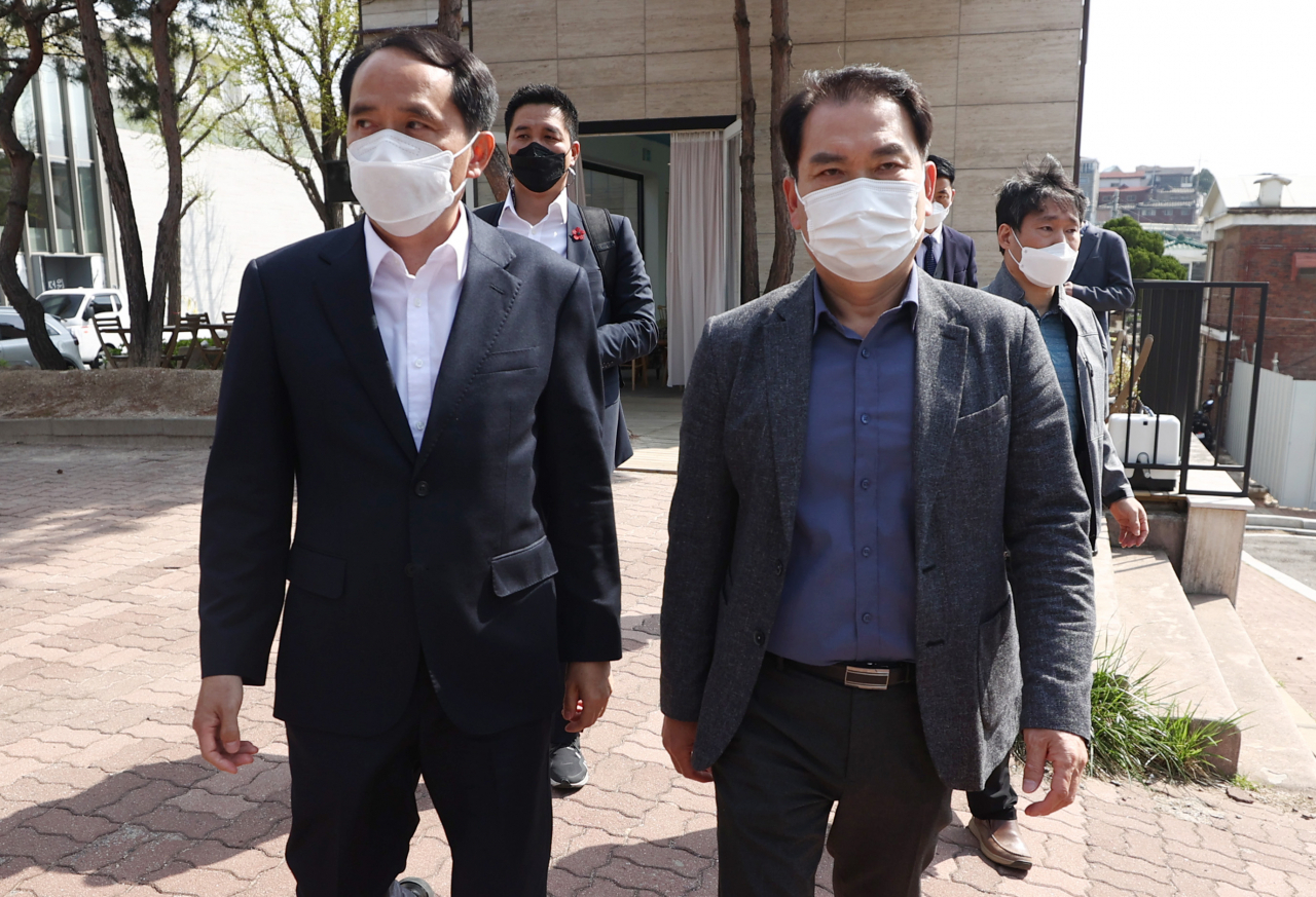 최원일 전 천안함 함장(왼쪽부터), 안종민 천안함 전우회 사무총장, 고 이상희 하사 부친인 이성우 천안함 유족회장, 고 민평기 상사 형 광기 씨가 6일 천안함 재조사 논란과 관련 청와대를 항의 방문하고 있다. [연합]