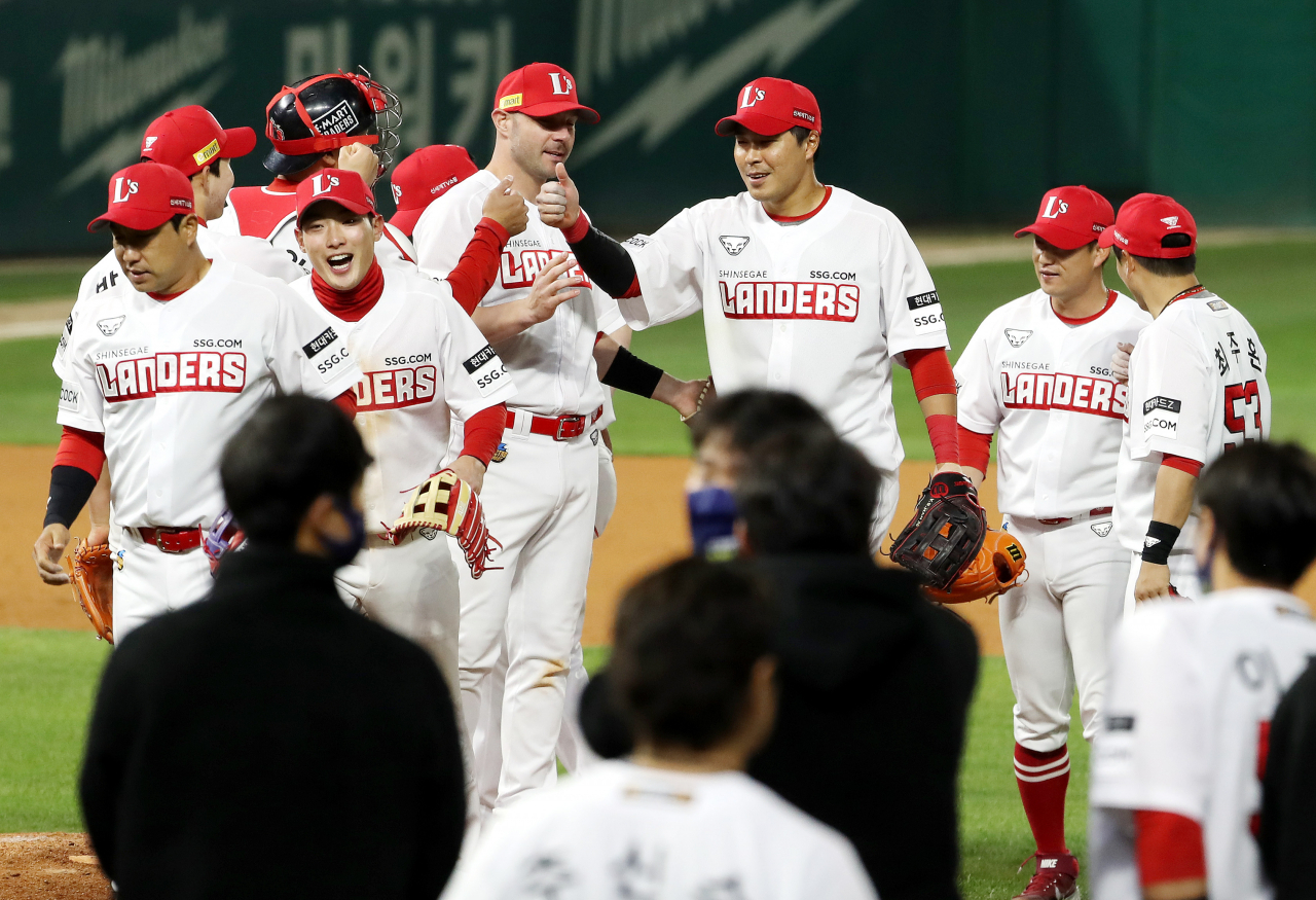6일 인천 SSG랜더스필드에서 열린 프로야구 인천 SSG 랜더스와 대전 한화 이글스의 경기. 2-1로 승리한 SSG 선수들이 서로 격려하며 기뻐하고 있다. [연합]