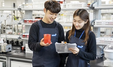 한국콜마 종합기술원 연구원들이 화장품 소재 연구를 하고 있다. [콜마 제공]