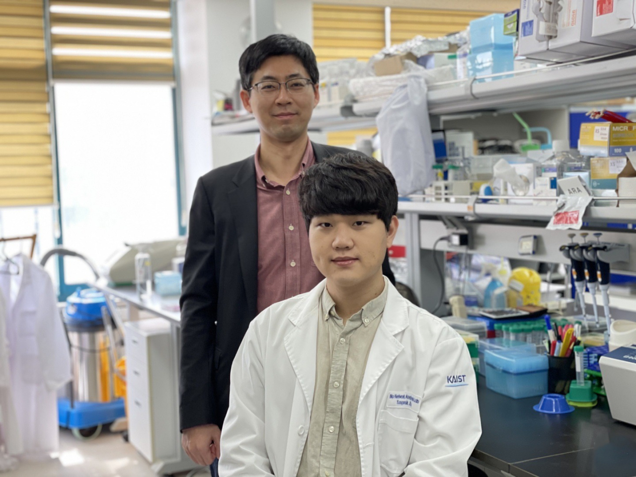 김유식(뒤) KAIST 생명화학공학과 교수와 구용석 박사과정.[KAIST 제공]