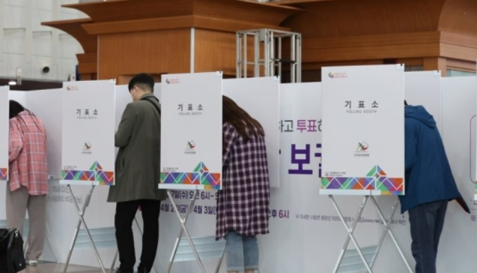4·7 재보궐선거 사전투표 마지막 날인 3일 오전 서울역에 마련된 남영동 사전투표소에서 유권자들이 기표하고 있다.[연합]