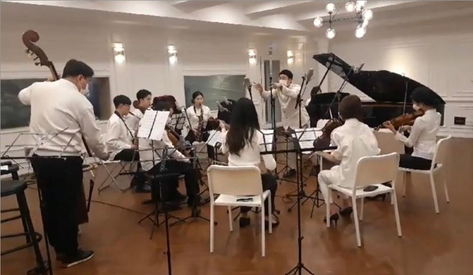 린덴바움 페스티벌 오케스트라는 4분 30초 짜리 코로나 백신 음악을 발표했다. 코로나19 단백질의 아미노산 서열과 구조를 음계로 전환, 4분의 4박자로 이뤄진 마단조의 곡으로 태어났다. 오케스트라는 이 곡이 향후 바이러스 위협 완화에도 도움이 된다고 밝혔다. [린덴바움 페스티벌 오케스트라 제공]