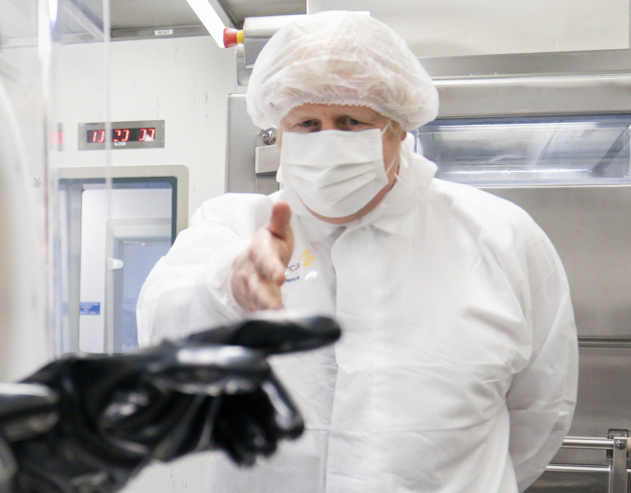 보리스 존슨 영국 총리가 6일(현지시간) 영국에 위치한 글로벌 제약사 아스트라제네카의 신종 코로나바이러스 감염증(코로나19) 예방 백신 제조 공장을 방문해 제조 공정을 살펴보고 있다. [AP]