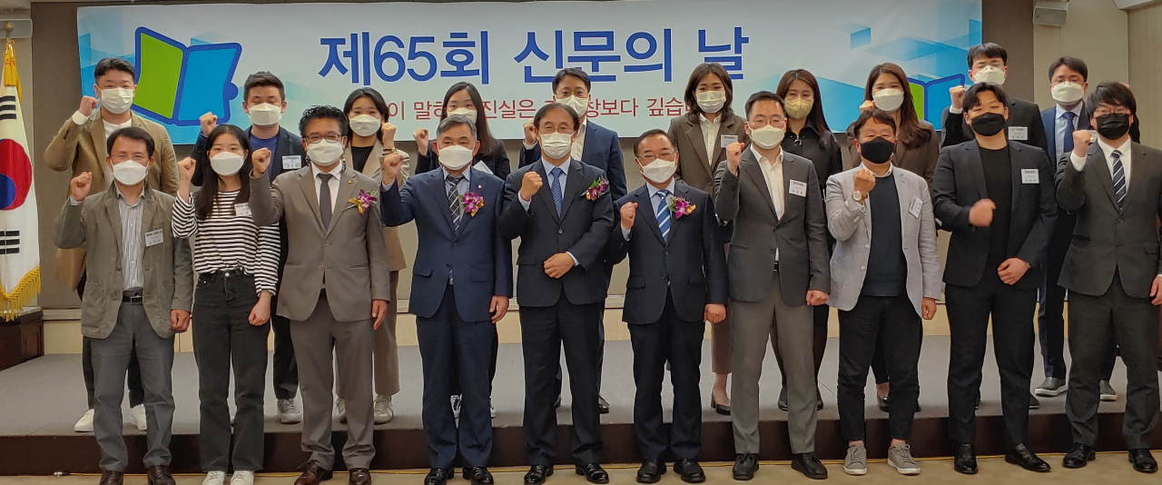 6일 한국프레스센터에서 열린 제65회 신문의 날 기념대회에서 홍준호 한국신문협회장, 박홍기 한국신문방송편집인협회장, 김동훈 한국기자협회장 등 언론3단체장과 표어 및 한국신문상 수상자들이 기념사진을 찍고 있다. 신문협회 제공