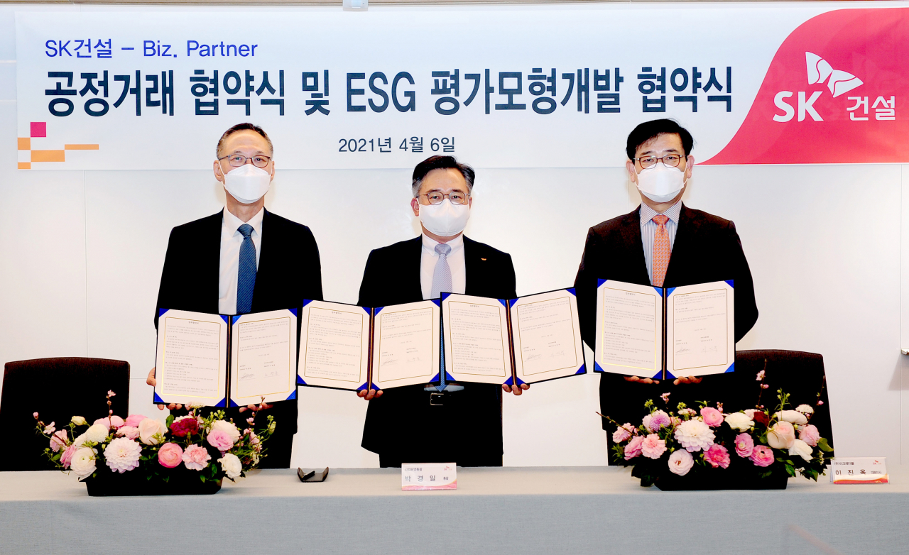 박경일 SK건설 사업운영총괄(가운데), 이진옥 이크레더블 대표이사(오른쪽), 노영훈 나이스디앤비 대표이사(왼쪽)가 협약식에서 기념촬영을 하는 모습. [SK건설 제공]