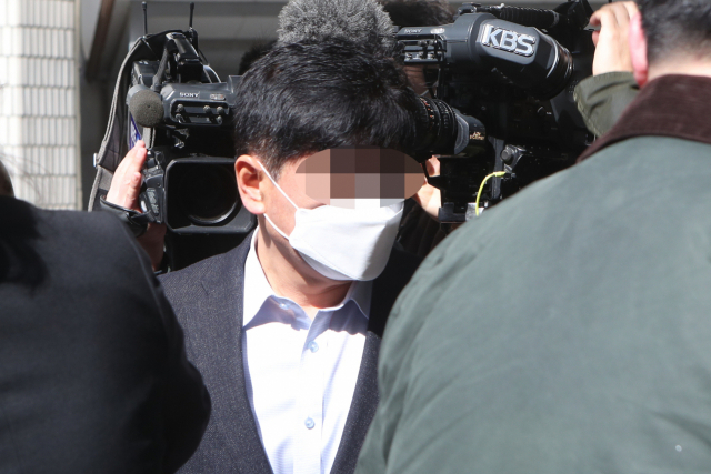 지난달 29일 경기 의정부시 가능동 의정부지법에서 전철역 예정지 부동산 투기 의혹을 받는 포천시 공무원 A 씨가 구속 전 영장실질심사를 위해 이동하고 있다. 그는 지난해 9월 업무상 비밀에 해당하는 내부 정보를 이용해 도시철도 7호선 연장 노선 역사 예정지 인근 40억원대의 토지와 건물을 매입한 혐의를 받고 있다. [연합]