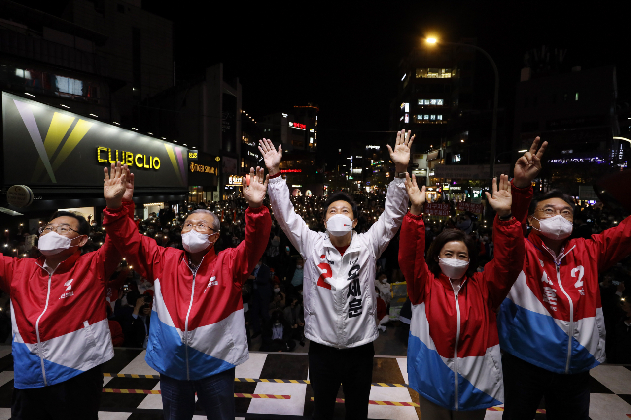 국민의힘 오세훈 서울시장 후보와 김종인 비상대책위원장, 주호영 원내대표, 정진석 의원, 나경원 전 의원 등이 6일 오후 서울 서대문구 현대백화점 유플렉스 앞에서 열린 집중유세에서 지지를 호소하고 있다. 연합뉴스