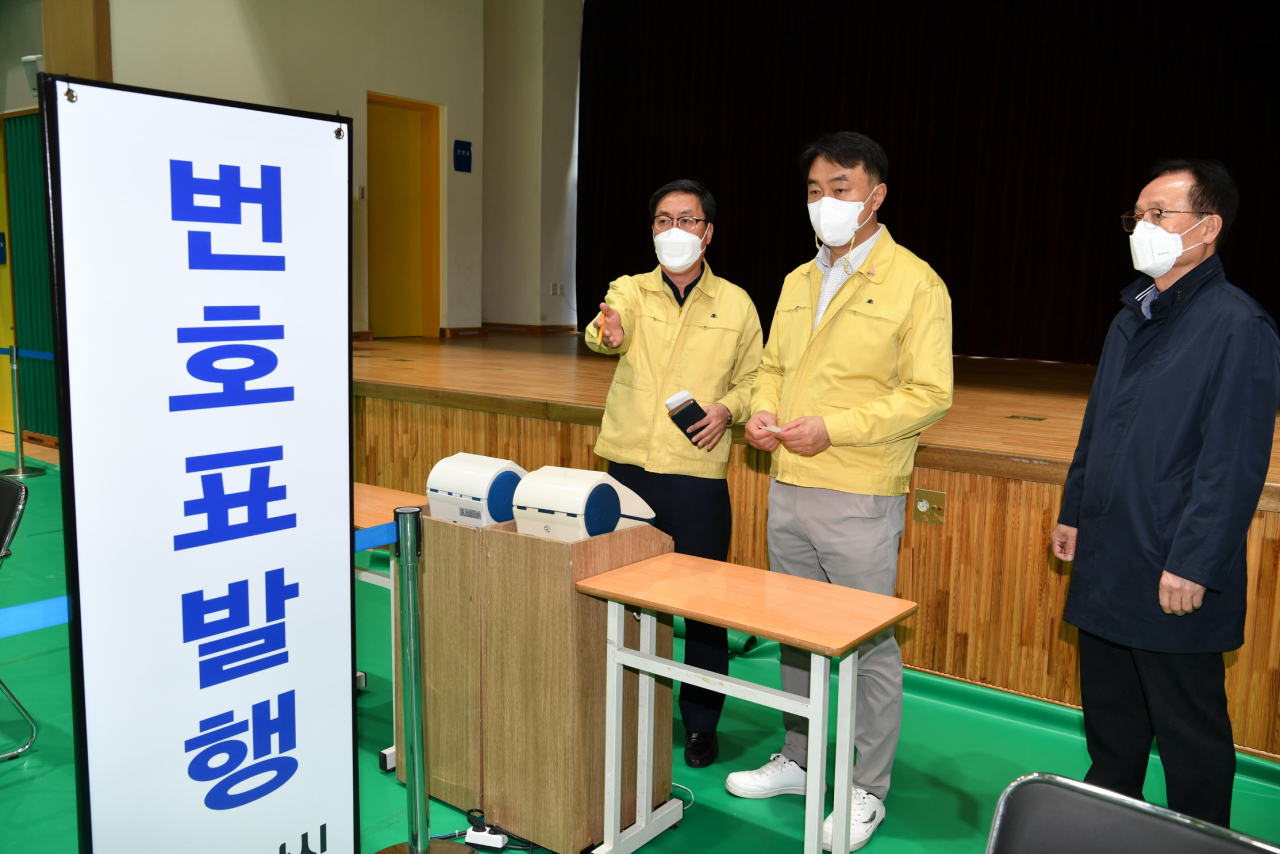 김상호(가운데) 하남시장, 코로나19 예방접종세터 준비상황 점검. [하남시]