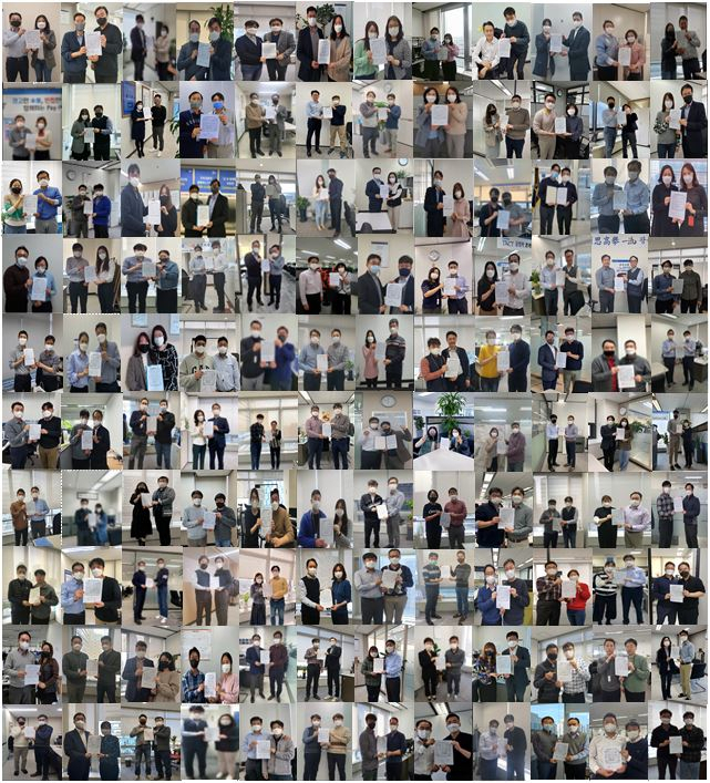 신한카드의 금융소비자 지킴이 120명이 유관 부서상과 함께 금융소비자보호법 준수를 위한 다짐과 함께 서약서를 들고 기념촬영을 하고 있다. [신한카드 제공]