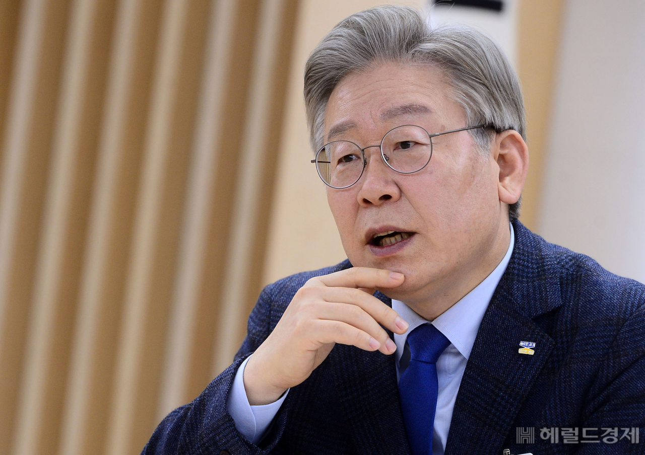 이재명 경기도지사가 지난달 15일 경기도청에서 헤럴드경제와 인터뷰를 진행하고 있다. 이상섭 기자