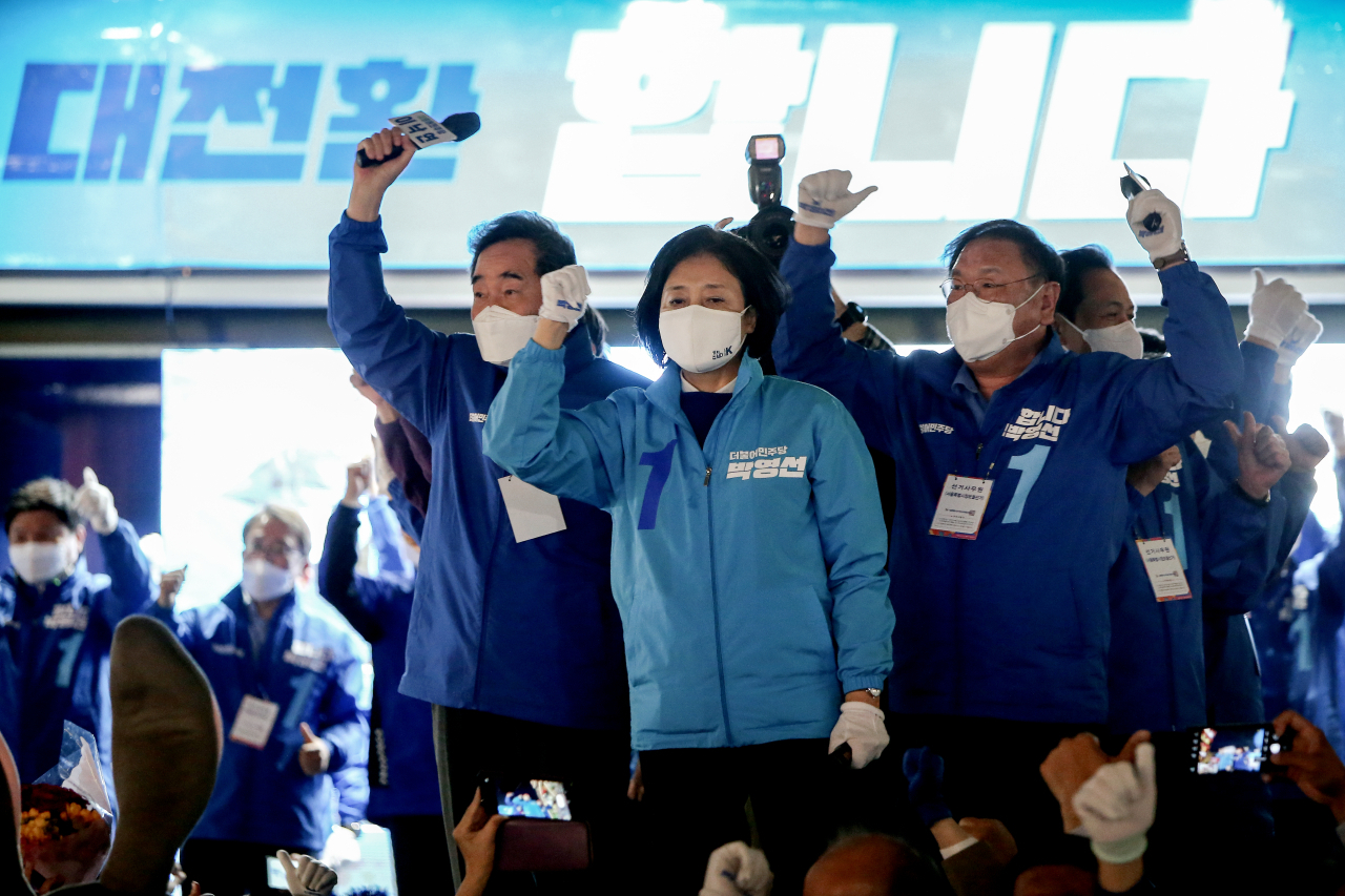 더불어민주당 박영선 서울시장 후보가 6일 서울 마포구 상상마당 인근에서 열린 집중유세에서 김태년 당대표 직무대행, 이낙연 공동 상임선대위원장과 지지를 호소하고 있다. [연합]