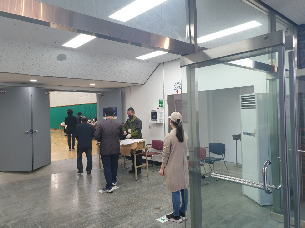 서울시장 보궐선거일인 7일 오전 서울 종로구 서울농학교에서 설치된 청운효자동 제2투표소에서 시민들이 투표를 하기 위해 줄을 서서 기다리고 있다. 채상우 기자/123@heraldcorp.com