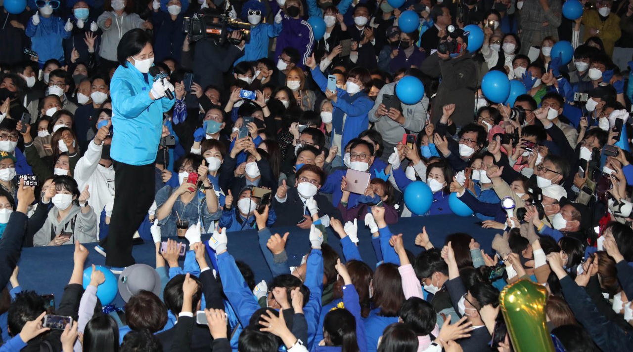 박영선 더불어민주당 서울시장 후보가 6일 오후 서울 마포구 서교동 상상마당 앞에서 열린 집중유세에서 지지자들에게 인사하고 있다. [국회사진기자단]