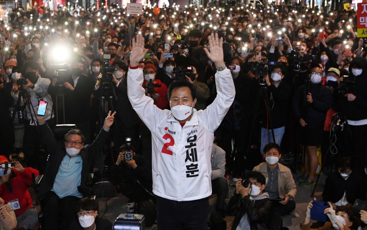 오세훈 당선인이 선거운동 기간인 6일 서울 서대문구 신촌에서 열린 마지막 유세에서 지지를 호소하고 있다. [연합]