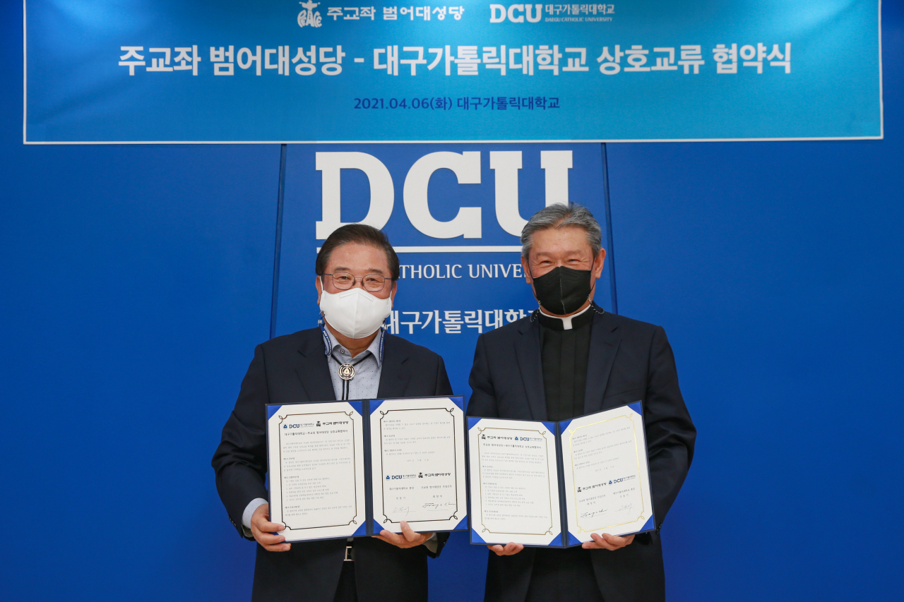 우동기 대구가톨릭대 총장(왼쪽)과 최창덕 범어대성당 주임신부가 협약 체결 후 기념 촬영을 하고 있다.[대구가톨릭대 제공]