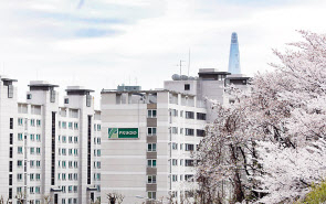 대우건설이 지난 2013년 국내 최초로 벽식구조 아파트를 리모델링한 ‘워커힐 푸르지오’ 단지의 전경. [대우건설 제공]