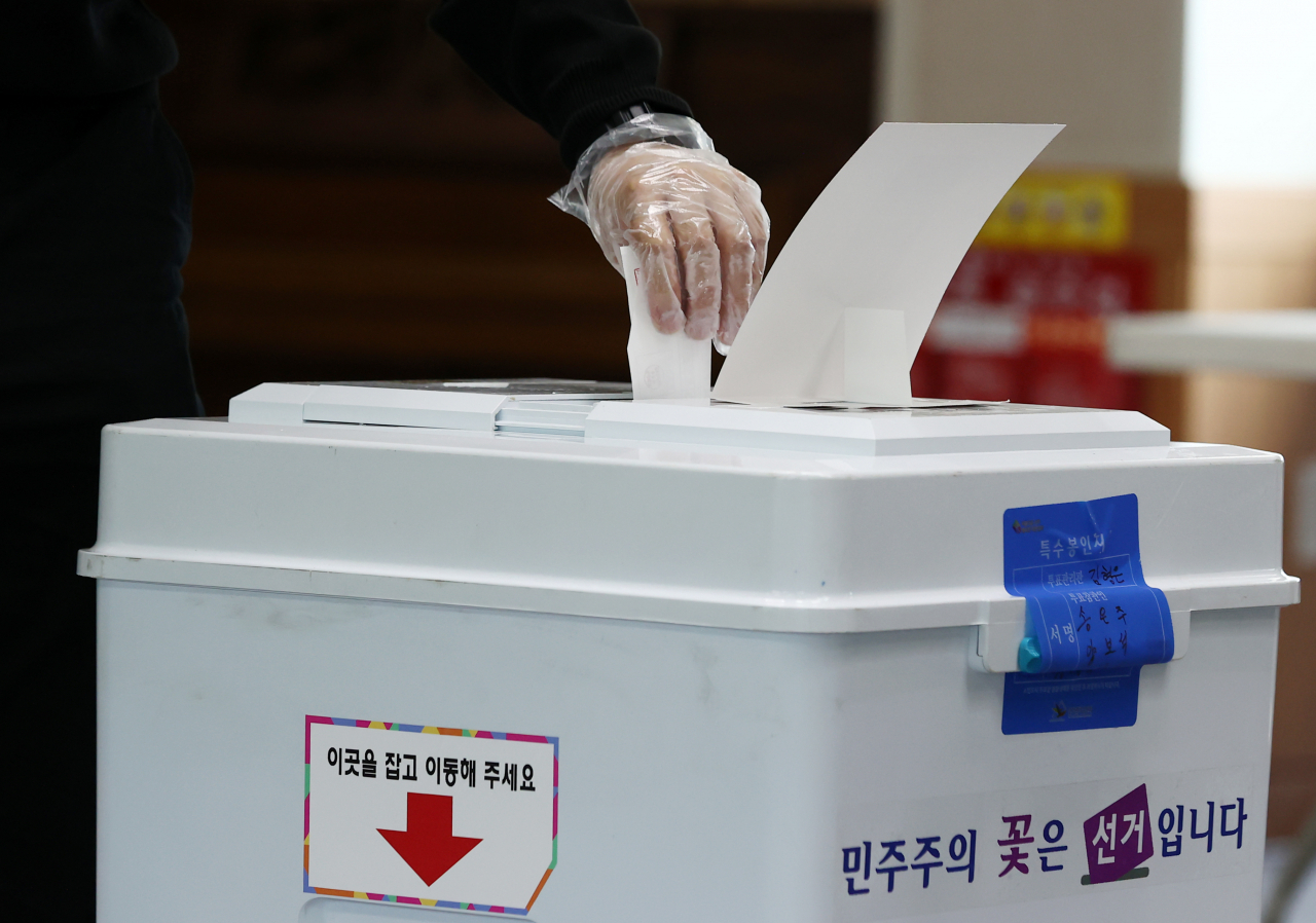 4.7 재·보궐선거일인 7일 오전 서울 동작구 사당종합사회복지관에 차려진 사당제4동 제4투표소에서 시민이 투표용지를 투표함에 넣고 있다. [연합]