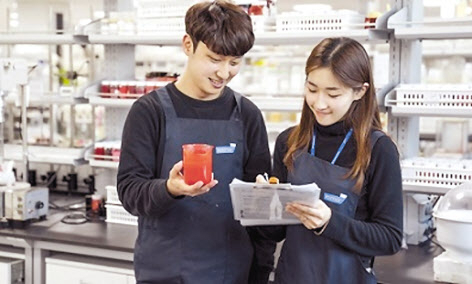 한국콜마 종합기술원 연구원들이 화장품 소재 연구를 하고 있다. [한국콜마 제공]