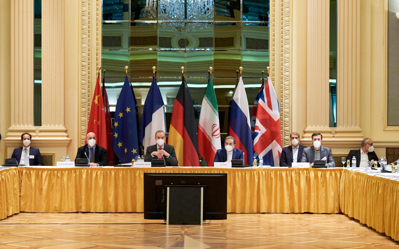 6일(현지시간) 오스트리아 빈 그랜드 호텔에서 이란 핵 합의(JCPOA) 당사국들이 회의장에 모여있는 모습. 로버트 말리 특사가 이끄는 미국 대표단은 이란의 대면 회담 거부로 인근 호텔에서 따로 회의에 참가했다. [AFP]
