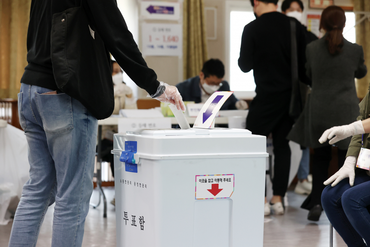4·7 재보궐 선거일인 7일 오전 서울 동작구 한 투표소에서 유권자들이 투표를 하고 있다. [연합]