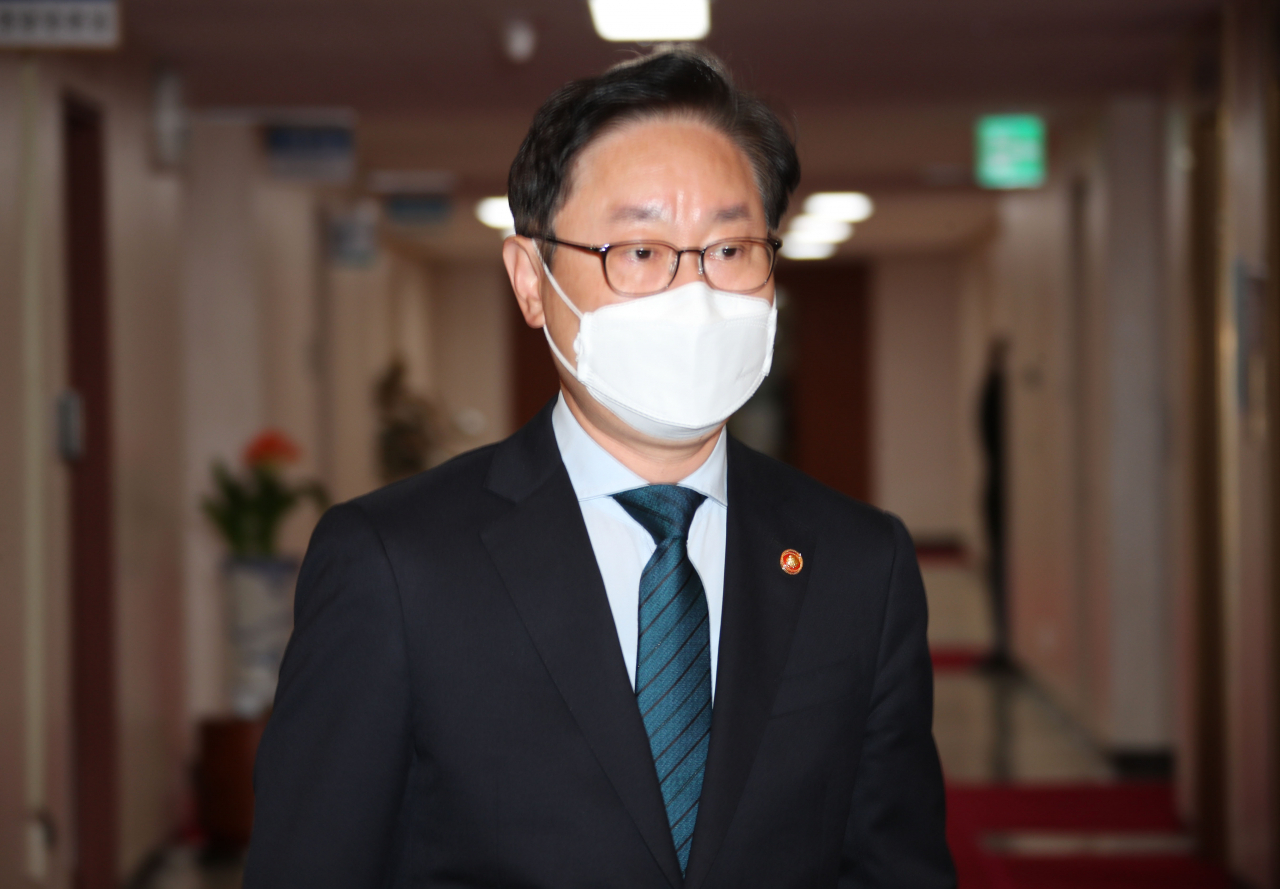 박범계 법무부 장관이 지난 6일 정부서울청사에서 열린 국무회의에 참석하고 있다. [연합]