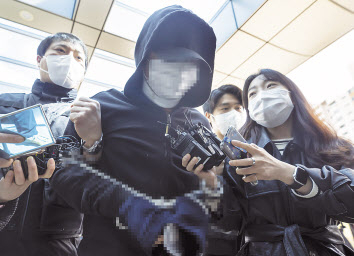 서울 노원구 아파트에서 세 모녀를 살인한 혐의를 받는 피의자 김태현이 4일 오후 도봉구 서울북부지법에서 열리는 구속 전 피의자 심문(영장실질심사)에 출석하고 있다. [연합]