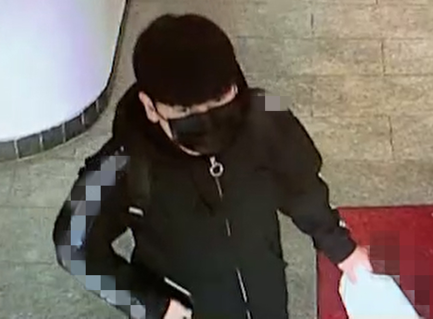 '노원 세 모녀 살인 사건' 피의자 김태현이 사건 당일인 지난달 23일 서울 노원구의 한 PC방을 나서고 있다. 이 PC방은 피해자 중 큰딸이 종종 방문하던 곳으로 이곳을 찾은 김씨는 게임은 하지 않고 약 13분 동안 머문 뒤 피해자의 주거지로 향한 것으로 알려졌다. [연합]