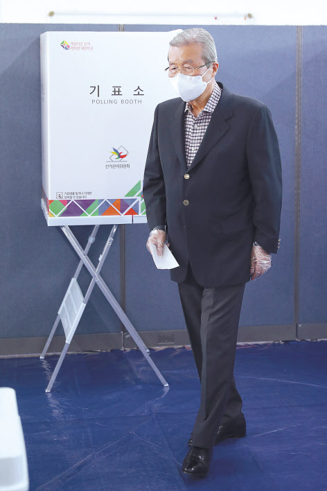 4·7 재보궐 선거 당일 오전, 여야는 유권자들의 적극적인 투표 참여를 당부했다. 이날 국회에서 투표독려 기자회견장에 입장하는 이낙연 더불어민주당 공동 상임선대위원장(위쪽)과 서울 종로구 평창동에서 투표에 참여하는 김종인 국민의힘 비상대책위원장. [이상섭 기자·연합]