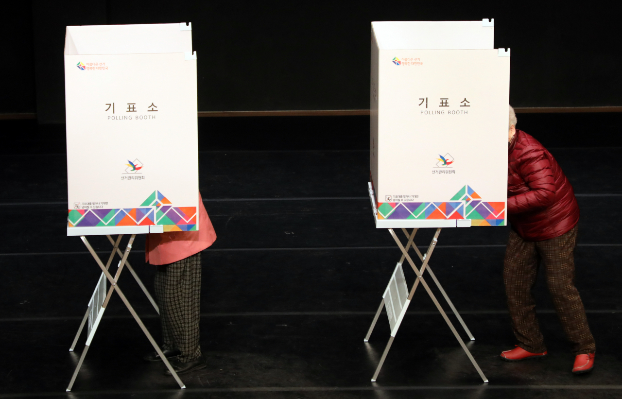 4·7 재보궐 선거일인 7일 오전 구로구시설관리공단 꿈나무극장 투표소에 시민들이 투표하고 있다. [연합]