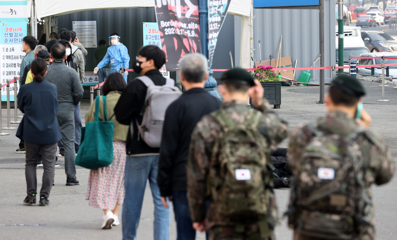 코로나19 신규 확진자 수가 668명을 기록한 7일 오전 서울역 코로나19 임시선별검사소에서 시민들이 검사를 위해 줄을 서 있다. [연합]