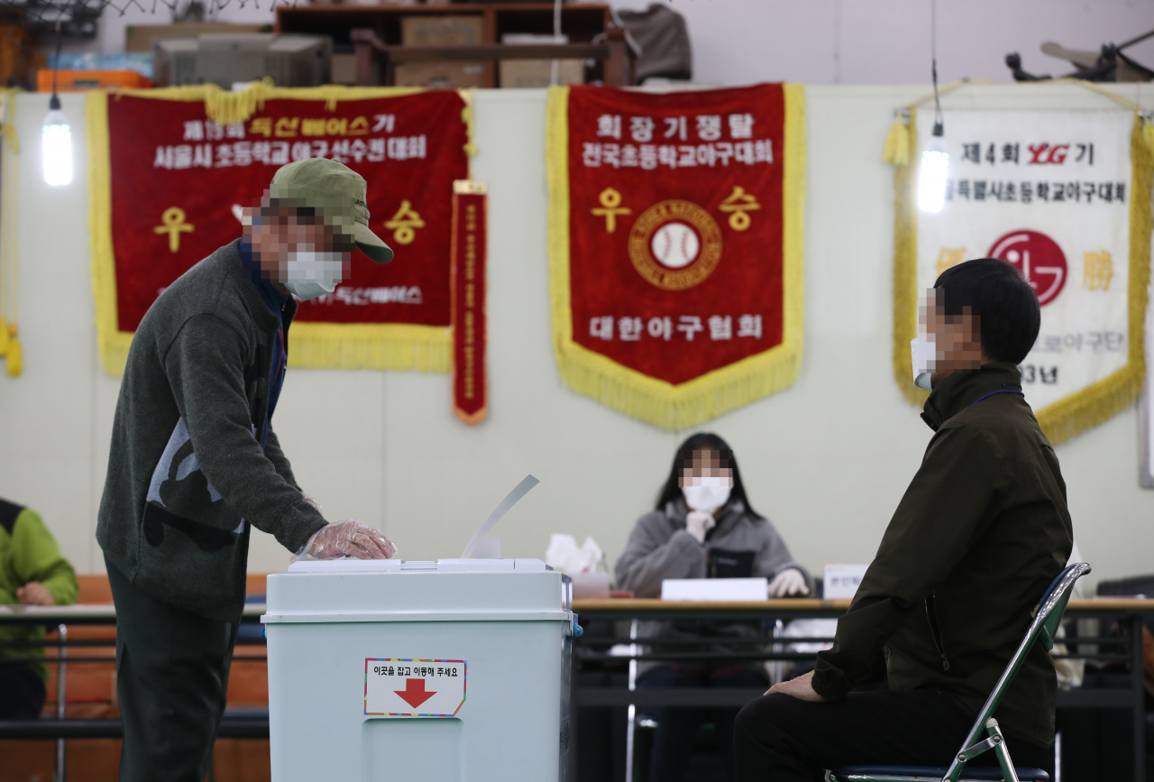 서울시장 보궐선거일인 7일 오전 청구초등학교 야구부 실내훈련장에 마련된 투표소에서 시민들이 투표하고 있다. [연합]