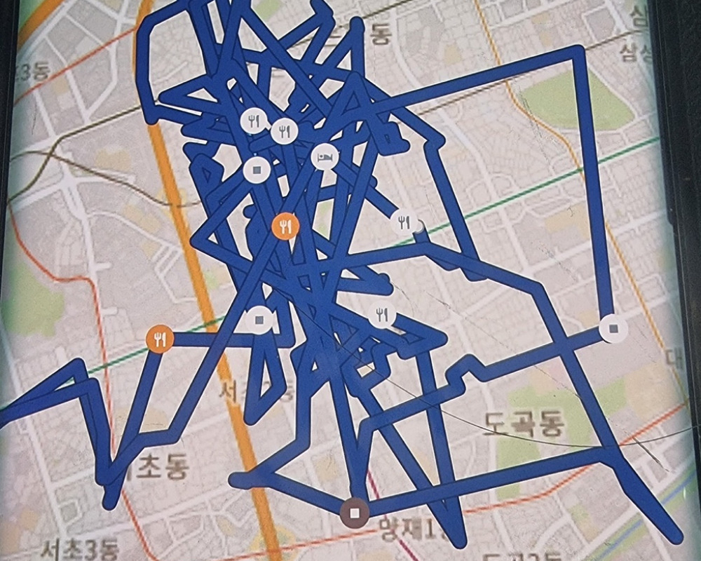 최근 배달업자들이 이용하는 한 온라인 커뮤니티에서는 지난 3일 하루 동안 쿠팡이츠를 통해 74만7920원의 수익을 올렸다며 관련 사진을 인증한 배달기사 A씨가 화제다. 14시간 동안 총 82건에 달하는 배달을 처리한 사례다. [네이버카페 ‘배달세상’]
