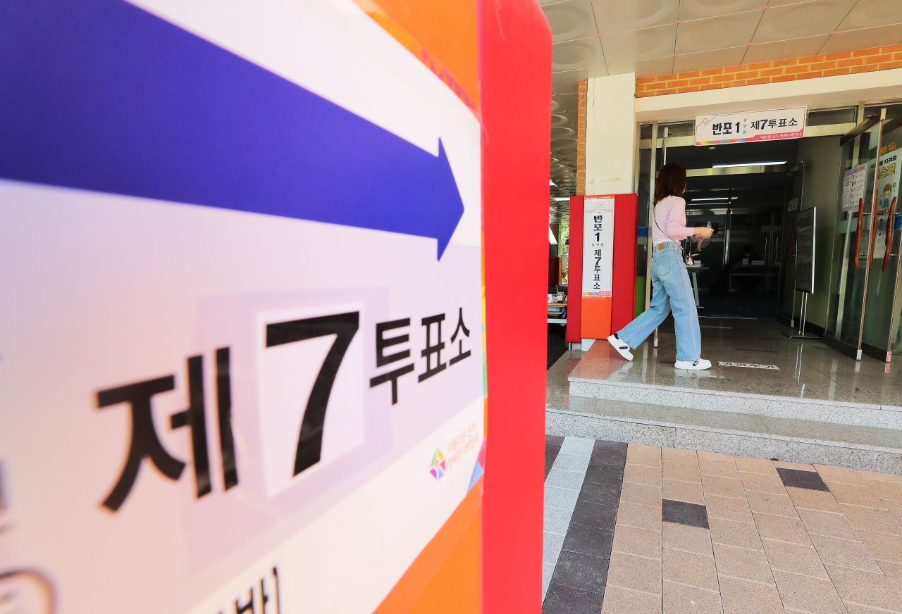 4·7 서울시장 보궐선거일인 7일 오후 서울 서초구 서원초등학교에 마련된 투표소. 점심시간을 이용해 투표하려는 유권자들의 발걸음이 이어지고 있다. [연합]