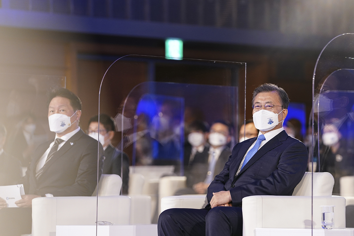 President Moon Jae-in and SK Group Chairman Chey Tae-won attend the Commerce & Industry Day event held in Seoul on March 31. (Cheong Wa Dae)