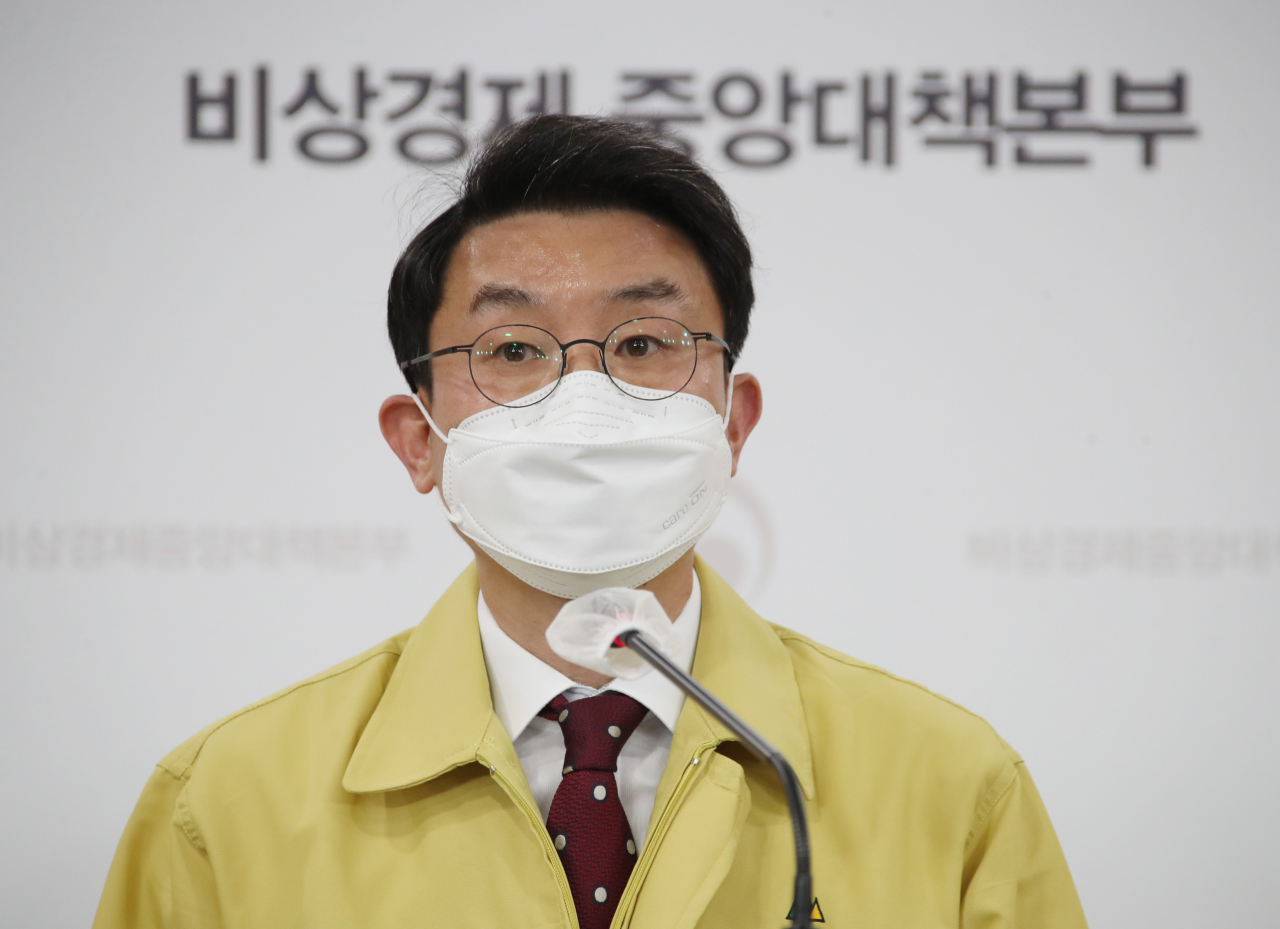 이억원 기획재정부 1차관이 7일 정부서울청사에서 열린 제33차 비상경제 중앙대책본부 회의 겸 제11차 한국판 뉴딜 관계장관회의 결과 첫 브리핑을 하고 있다. [연합]