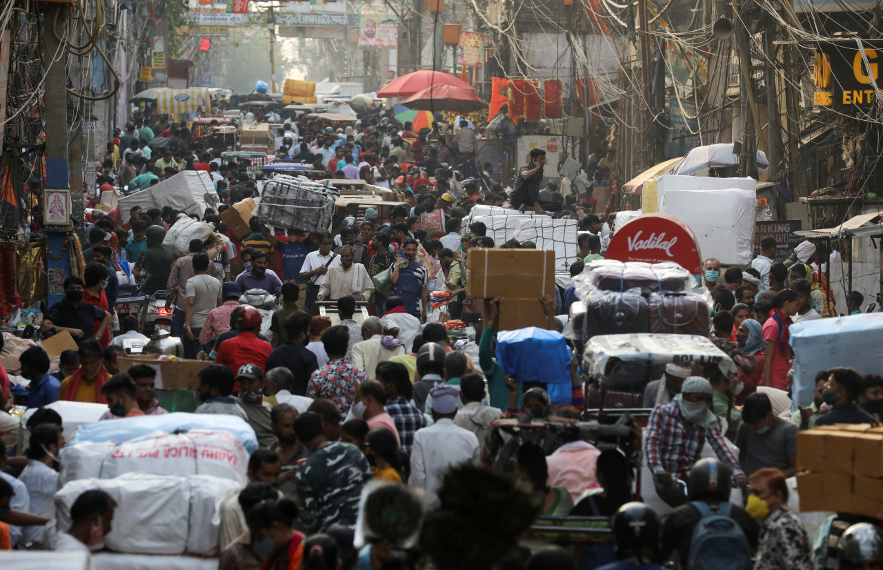 인도내 신종 코로나바이러스 감염증(코로나19) 일일 신규 확진자 수가 또 최고치를 경신하는 등 연일 세계에서 가장 많은 감염자가 쏟아지고 있다. 사진은 사람들로 붐비는 인도 델리의 한 시장 모습. [로이터]