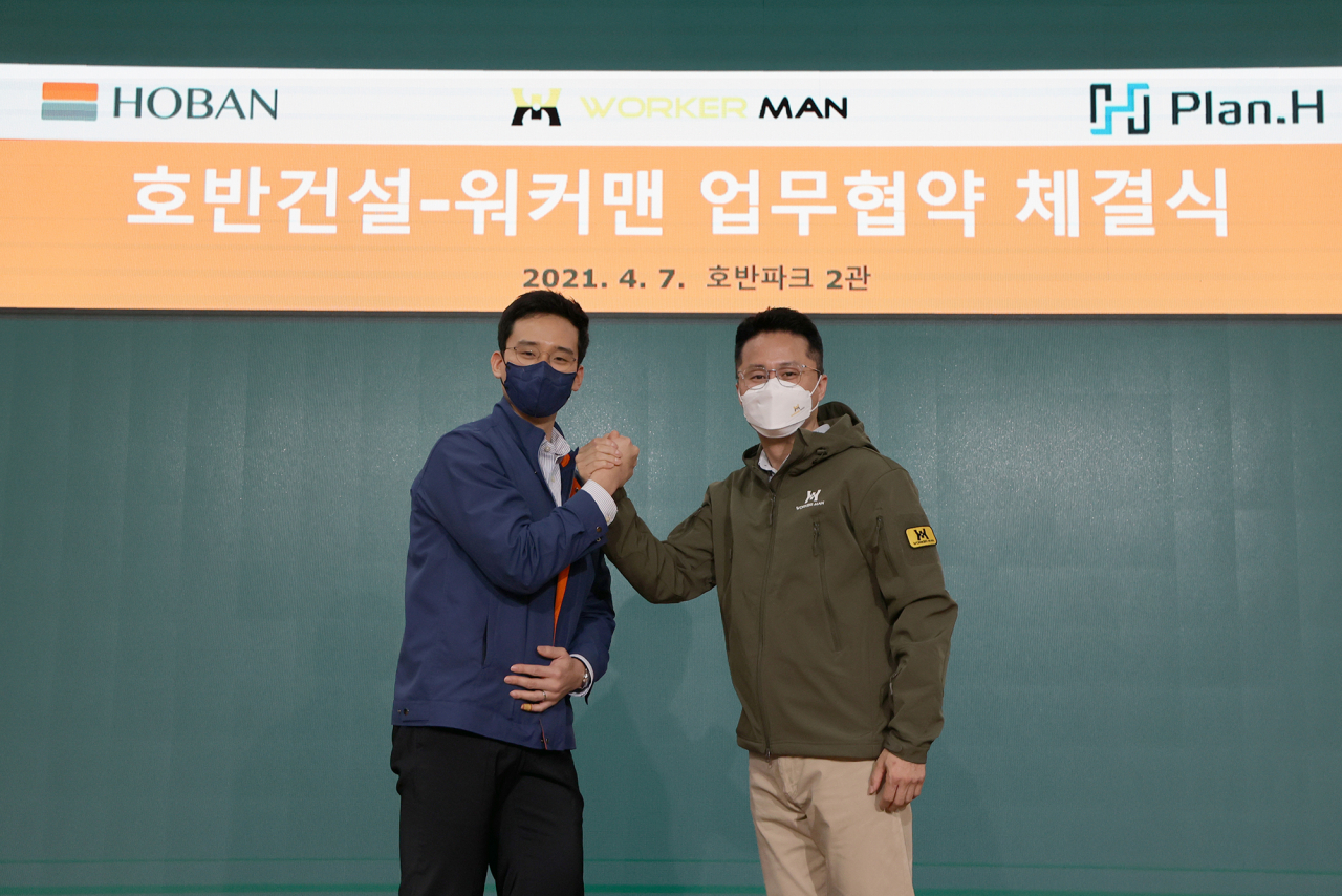김대헌 호반건설 기획담당 사장(왼쪽)과 이용규 워커맨 대표가 7일 업무협약을 체결한 뒤 기념촬영을 하고 있다. [호반건설 제공]