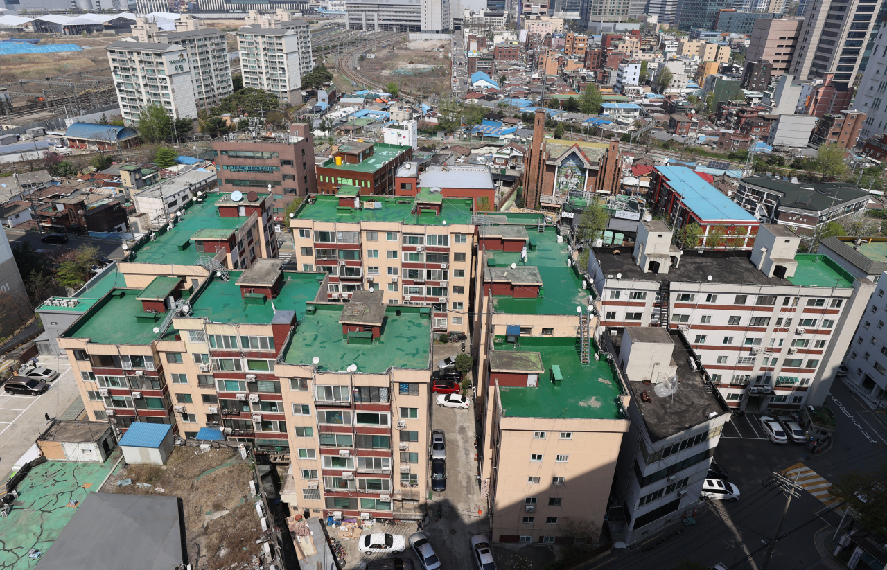 국토교통부는 7일 공공재건축 1차 선도사업 후보지 5곳을 발표했다. 5개 단지는 강변강서맨션과 미성건영아파트, 광진구 중곡동 중곡아파트, 중랑구 망우동 망우1구역, 영등포구 신길동 신길13구역 등이다. 사진은 용산구 강변강서맨션 전경. [연합뉴스]
