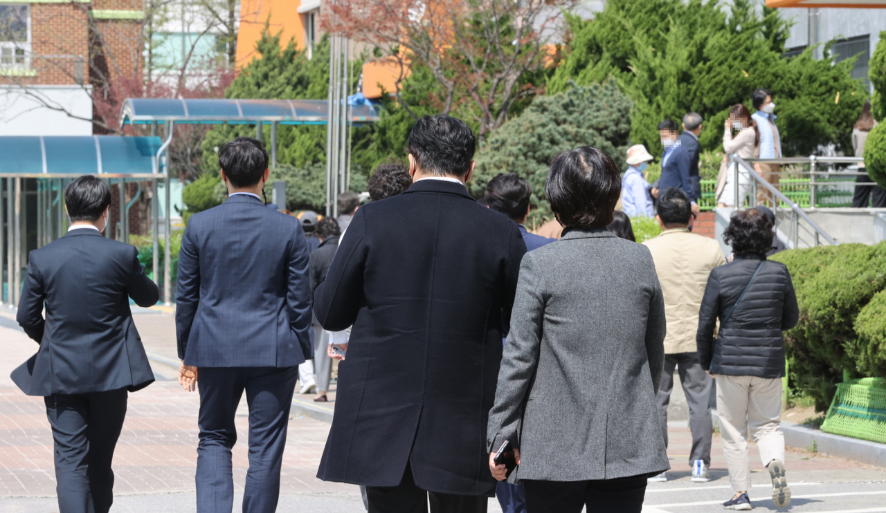 서울시장 보궐선거일인 7일 여의도 한 투표소에서 시민들이 투표하기 위해 줄을 서서 기다리고 있다. [연합]