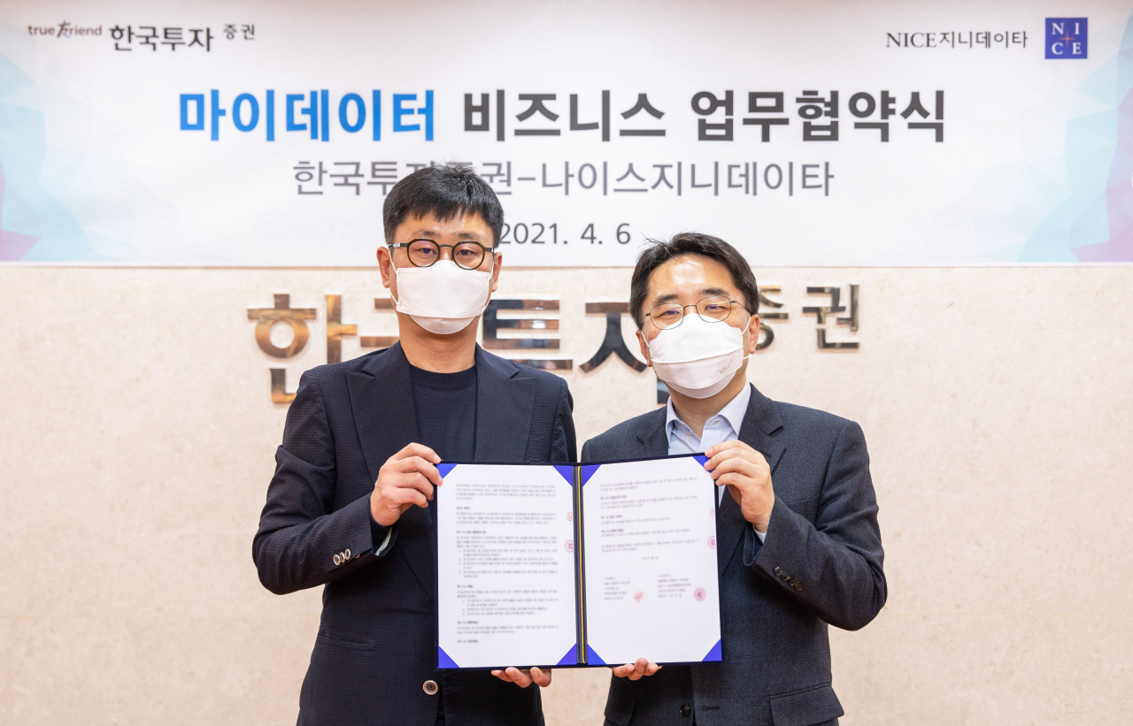 한국투자증권은 NICE지니데이타와 지난 6일 여의도 본사 2층 컨퍼런스룸에서 마이데이터 사업 업무협약을 체결했다. 최서룡 한국투자증권 디지털플랫폼본부장(왼쪽), 정선동 NICE지니데이타 대표이사이 기념사진을 촬영하고 있다.[한국투자증권 제공]