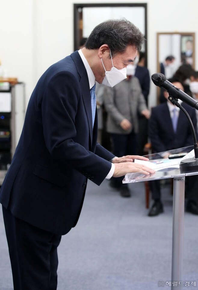 이낙연 더불어민주당 상임선거대책위원장이 7일 서울 여의도 국회에서 더불어민주당 4·7 재보궐선거 투표독려 기자회견을 하기 전 인사를 하고 있다. 이상섭 기자/babtong@heraldcorp.com