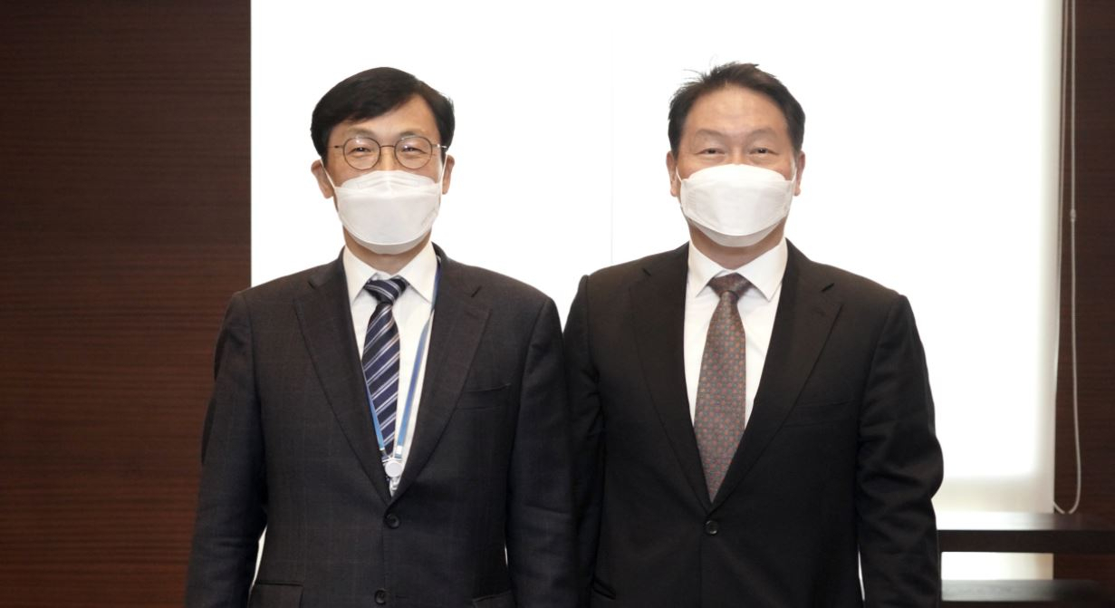 이호승 청와대 정책실장(왼쪽)이 7일 오후 서울 중구 대한상공회의소를 방문해 최태원 대한상의회장과 면담하기에 앞서 기념촬영을 하고 있다. [대한상의 제공]
