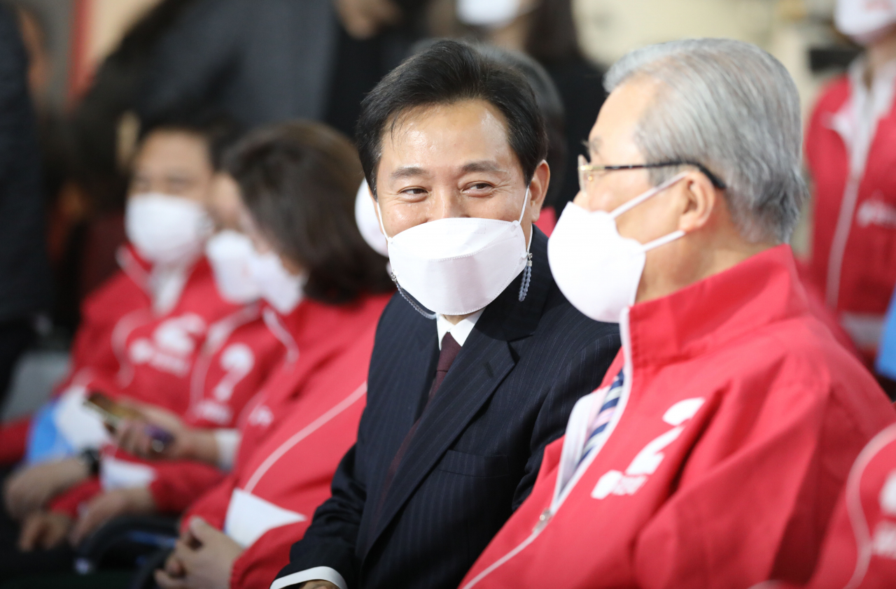 국민의힘 오세훈 서울시장 후보가 7일 서울 여의도 중앙당사에 마련된 상황실에 도착해 김종인 비상대책위원장과 대화하고 있다. [국회사진기자단]
