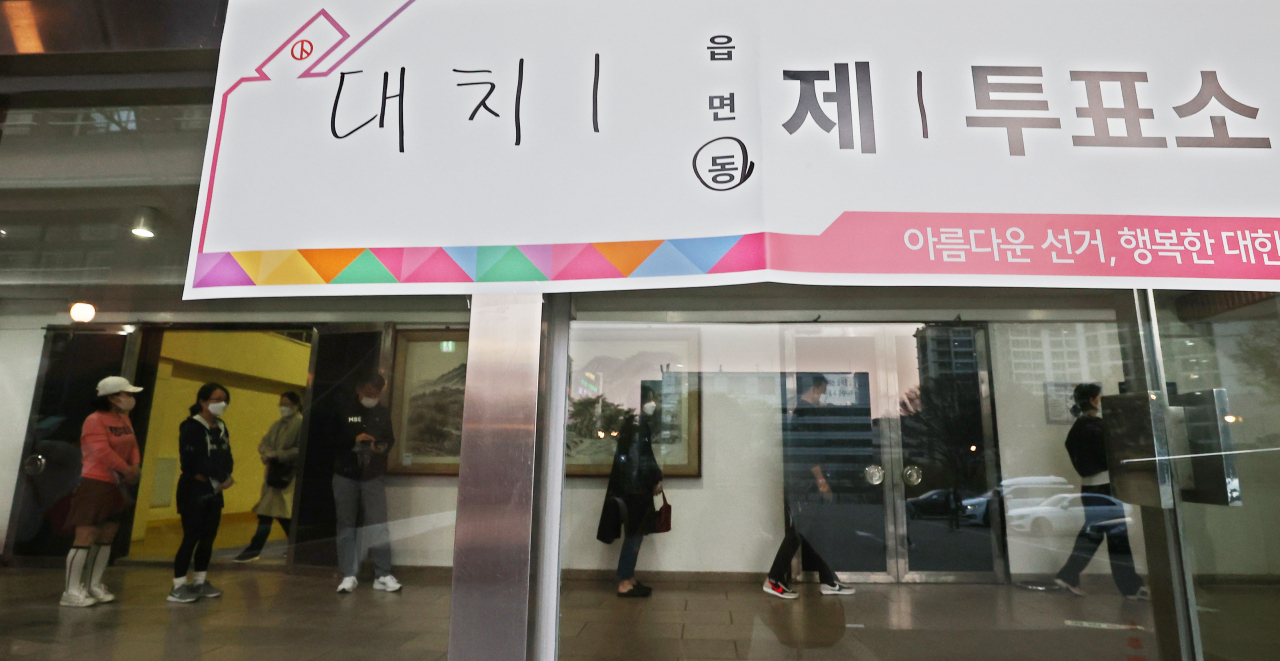 2021 재·보궐선거 투표일인 7일 저녁 서울 강남구 단국대학교 사범대학 부속고등학교 체육관에 마련된 대치1동 제1투표소를 찾은 시민들이 투표를 하기 위해 줄을 서 있다. [연합]